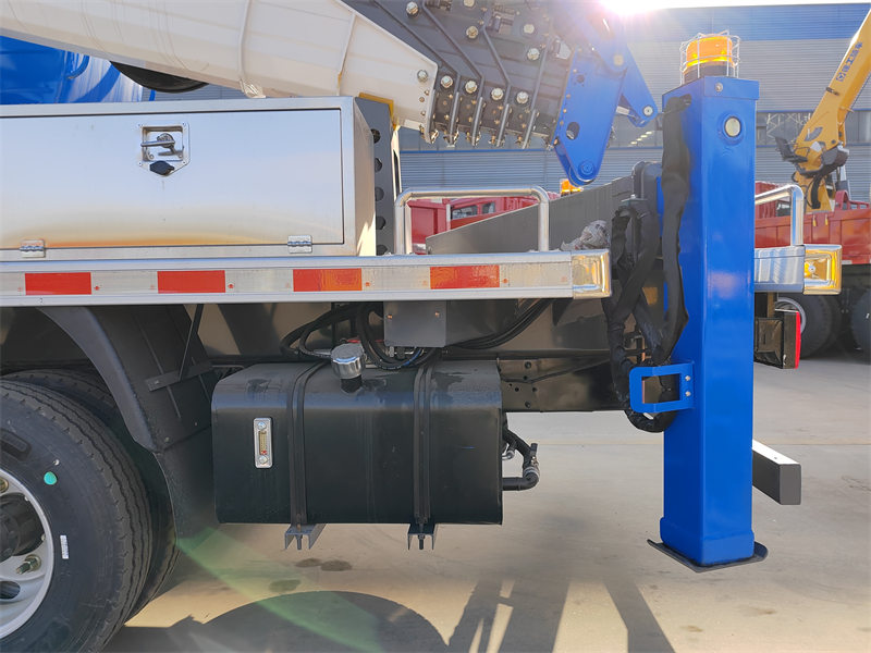 Howo 4x2 18m aerial platform truck