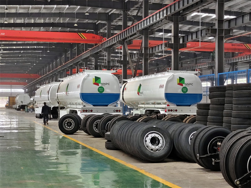 New 3-axle 40000L fuel tank trailer