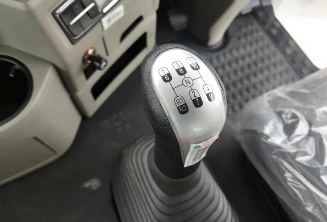 HOWO NX series 430HP Port Tractor